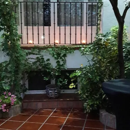Restaurante Pacos 酒店 *